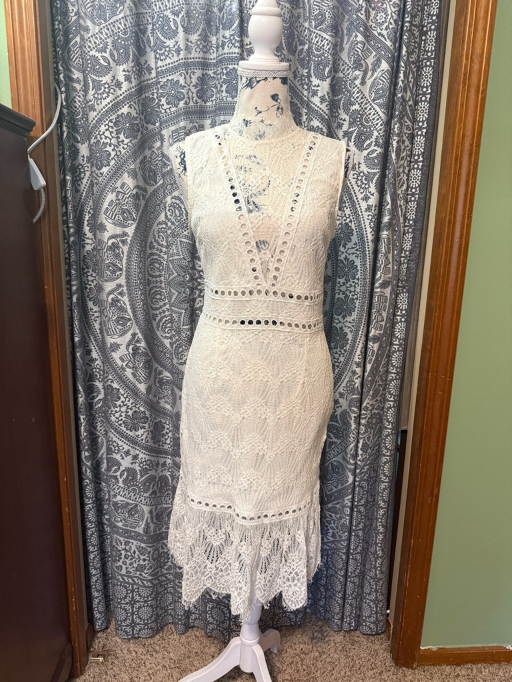 Sleeveless White Lace Midi Dress -Charlotte Russe (med)
